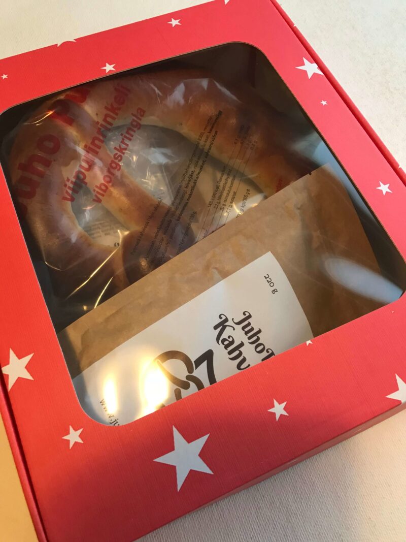 Lahjapaketti, punainen tähtilaatikko (iso rinkeli + kahvi)